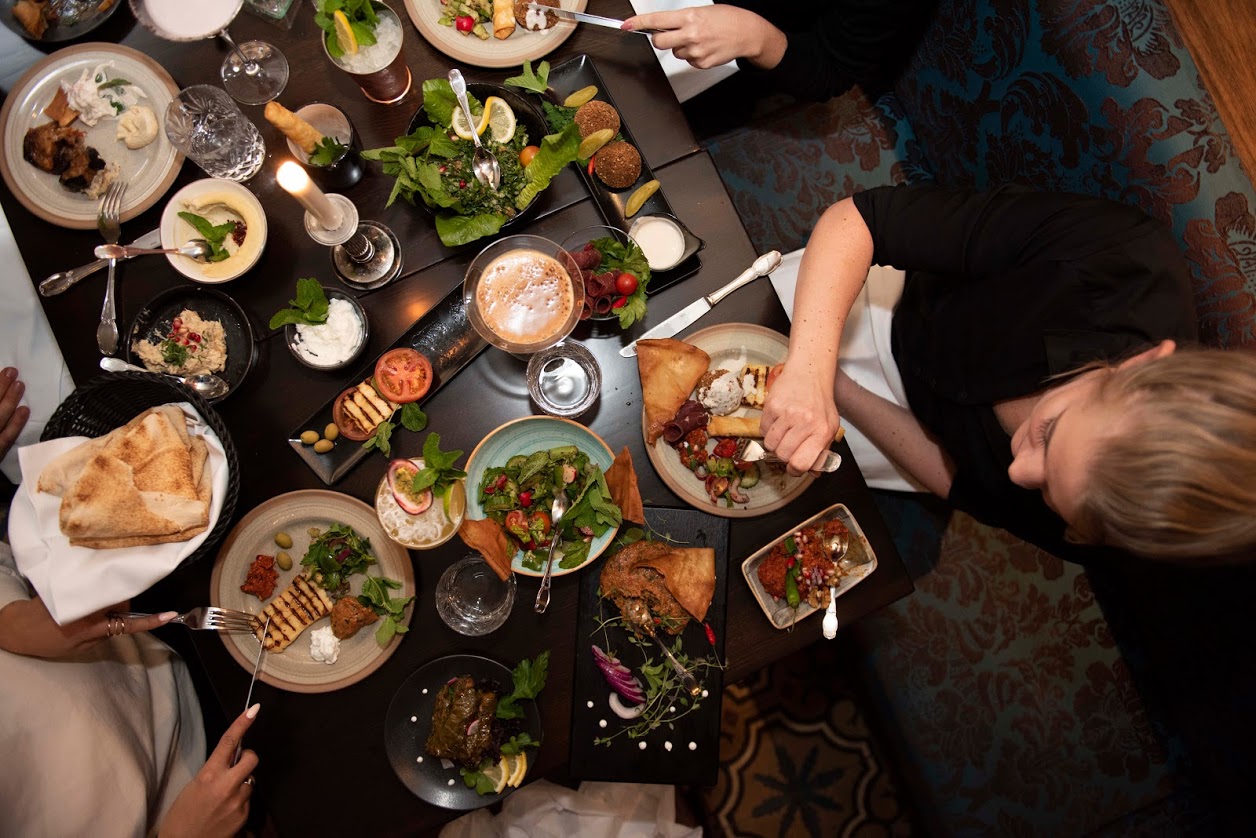 Meze-bord med libanesiska rätter från Tabbouli